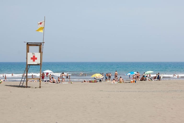 7 Tips on How to Keep Your Stuff Safe at The Beach