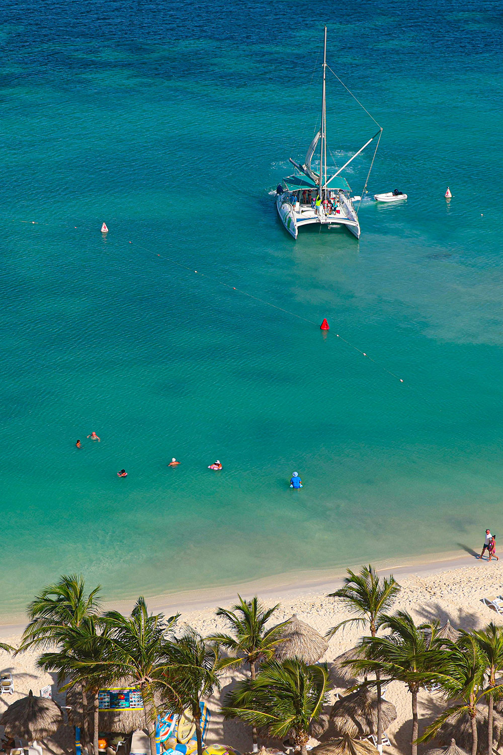 catmaran baot docking at Palm Beach in Aruba